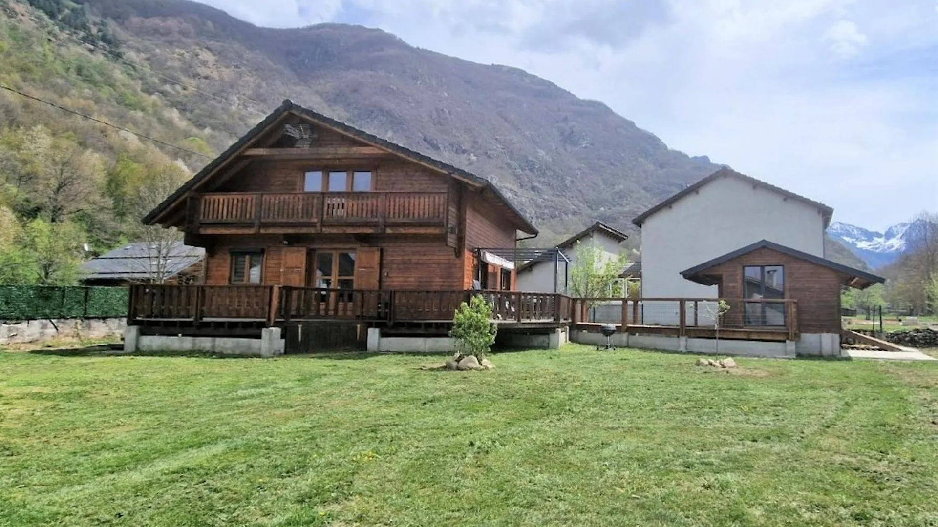 Chalet Chaleureux A Orlu Avec Jacuzzi Et Vue Sur La Montagne